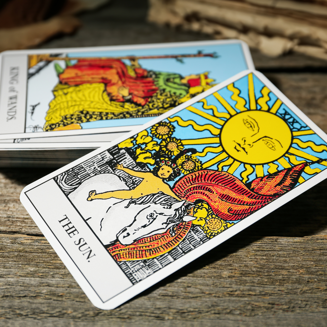 Das Produktbild für Cornelia S'  Kartenlegen für 3 oder 6 Monate: Zwei Tarotkarten liegen auf einem Tisch. Entdecken Sie jetzt die Geheimnisse Ihres Schicksals mit der Monatslegung von Cornelia S im Kartenlegen